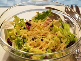 Салат с луком и заправкой из зерновой горчицы