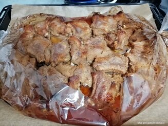 Запеченные свиные ребрышки с картофелем в рукаве