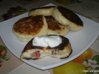 Сырники с начинкой из яблок и изюма