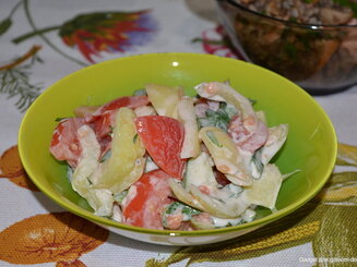 Салат из помидор с огурцами - что может быть нового?