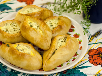 Открытые пирожки с сыром и зеленью