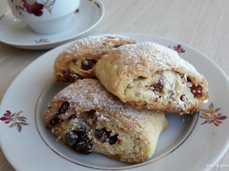Творожное печенье с орехами и сухофруктами