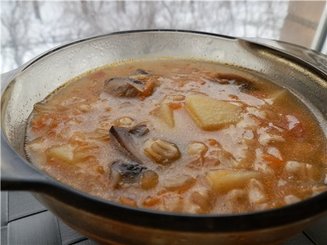 Густой суп из перловой крупы и квашеной капусты
