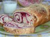 Хлеб со штрейзелем и смородиновым джемом