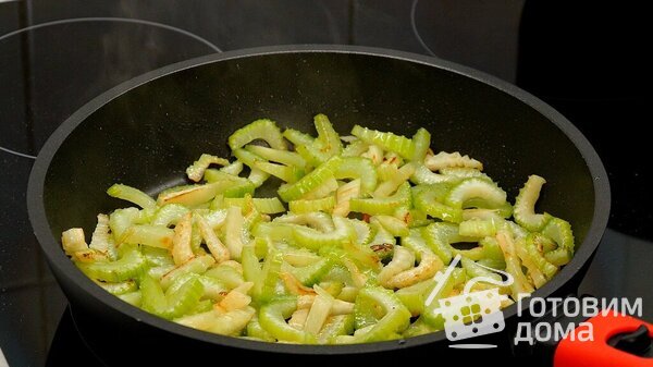 Жареный сельдерей с душистым перцем, рисом и курицей фото к рецепту 8