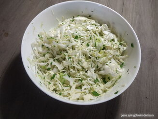 Салат с молодой капустой и огурцами