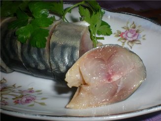 Соленая скумбрия с черносливом