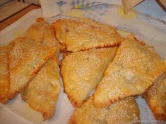 Пирожки с мясом из слоенного теста