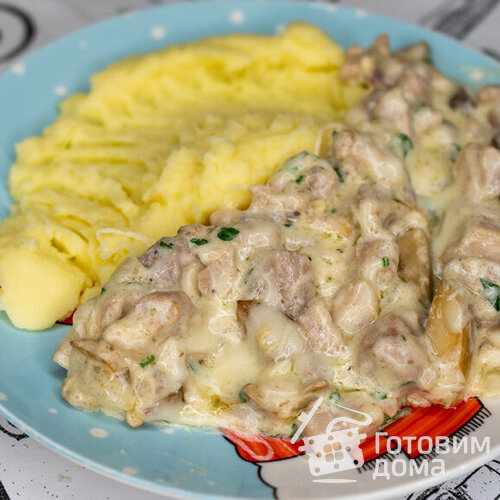 Жульен с курицей и грибами на сковороде
