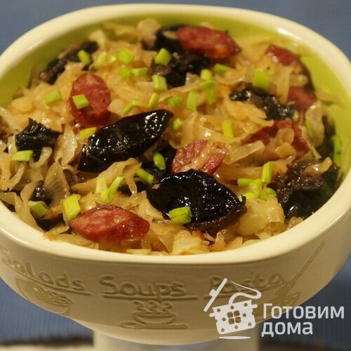 Бигос с квашеной капустой, колбасой и черносливом