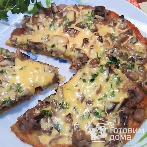 Пицца из картофеля с грибами и сыром.