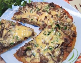 Пицца из картофеля с грибами и сыром.