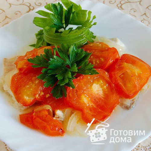 Рыба с луком и помидорами