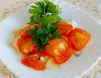 Рыба с луком и помидорами
