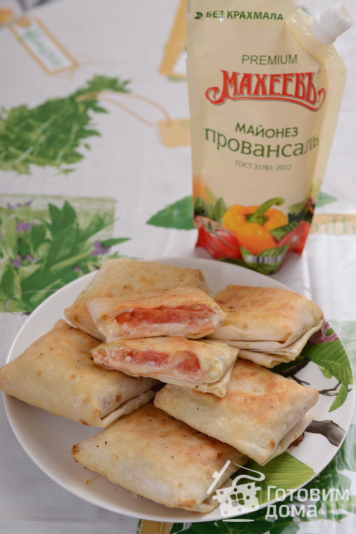 Конвертики из лаваша с помидорами и сыром