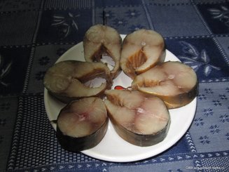 Соленая скумбрия с черносливом