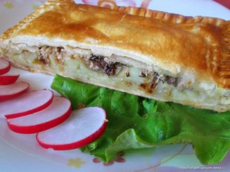 Пирог из слоёного теста с рыбными консервами