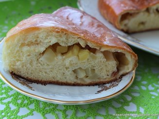 Шведский яблочный пирог с ромовой глазурью