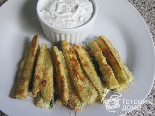 Запечёные кабачковые палочки в хрустящей сырной панировке фото к рецепту 1