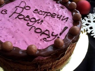 Шоколадный торт с черной смородиной