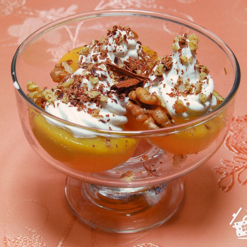 Десерт из персиков со сливками