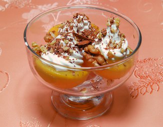 Десерт из персиков со сливками