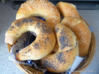 Дрожжевые рогалики с маком и кунжутом