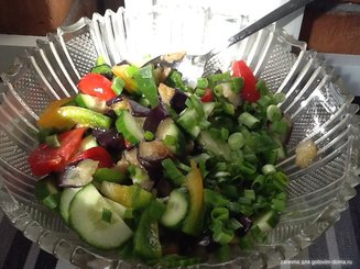 Салат из жареных баклажанов и свежих овощей