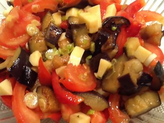 Салат из жареных баклажанов и свежих овощей