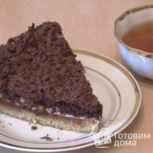 Тертый пирог с вареньем и орехами