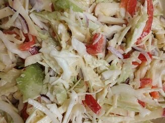 Капустный салат с яблоком и сыром