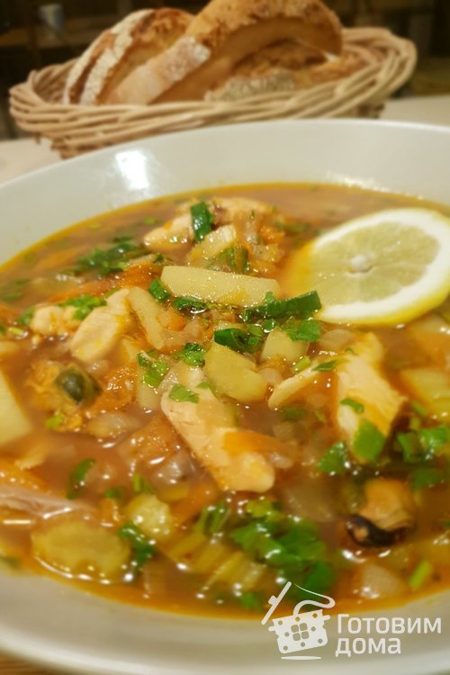 Рыбный суп с консервированной горбушей и мидиями