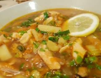 Рыбный суп с консервированной горбушей и мидиями