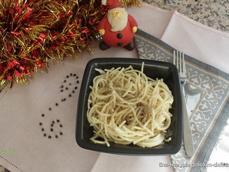 Spaghetti cacio e pepe - Спагетти с сыром и чёрным перцем