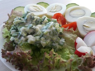 Салат из зеленого лука со сметаной