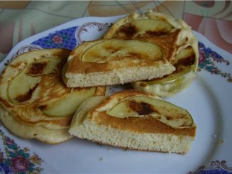 Бисквитные оладьи с яблоками