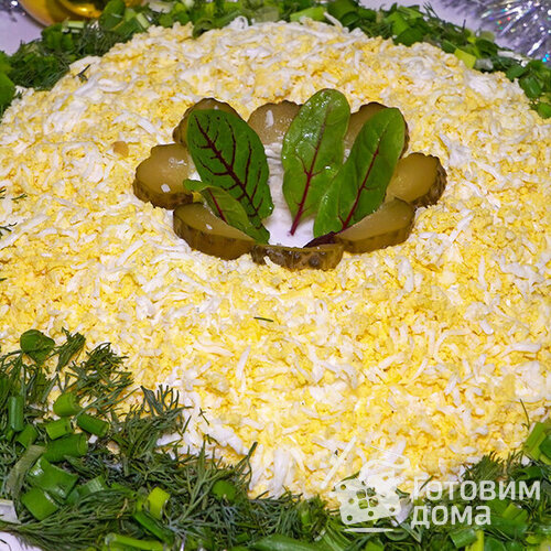 Салат праздничный с языком и солеными огурцами