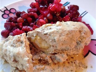 Мясные рулеты под сметано-ореховым соусом.