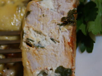 Куриное филе, запеченное с сыром и зеленью