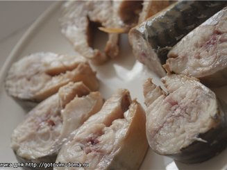 Соленая скумбрия с черносливом