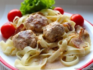 Фрикадельки в сырном соусе с беконом