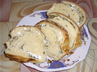 Хлеб с брынзой и зеленью