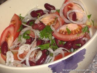 Салат из помидор и красной фасоли