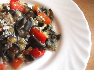 Запечённые баклажаны с грибами и перцем