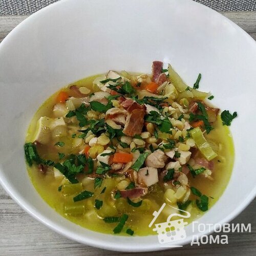 Гороховый суп с копченой курицей и беконом