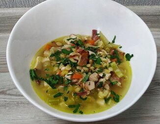 Гороховый суп с копченой курицей и беконом