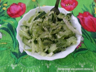 Салат с молодой капустой и огурцами