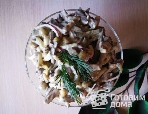 Салат с куриной печенью, горошком и огурцами