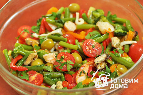 Салат из морепродуктов с зелеными оливками фото к рецепту 9