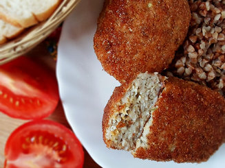 Куриные котлеты с сыром в панировке из отрубей